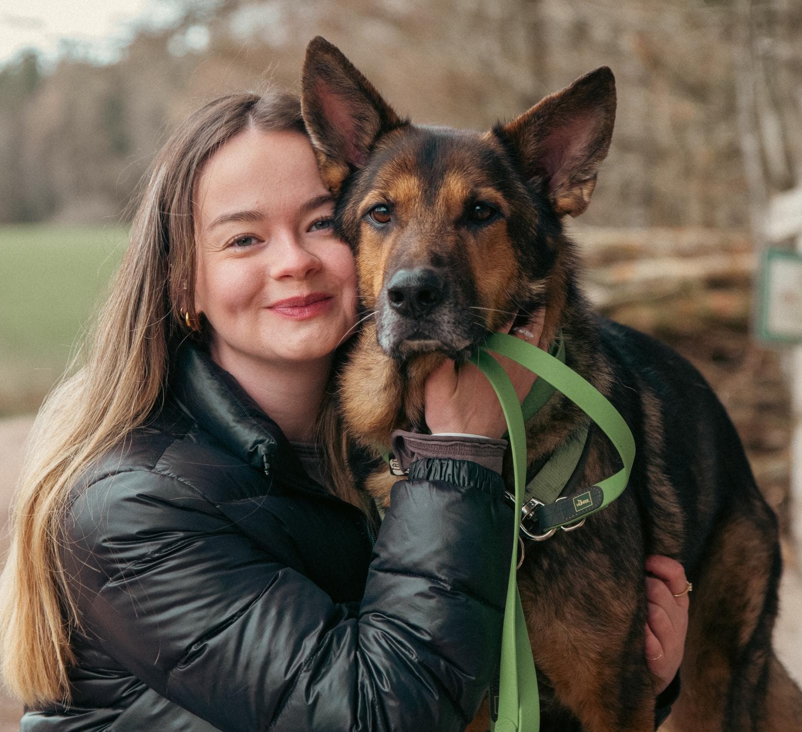 Madlen Sillmann, Absolventin der Basic-Groomer-Ausbildung, mit ihrem Hund