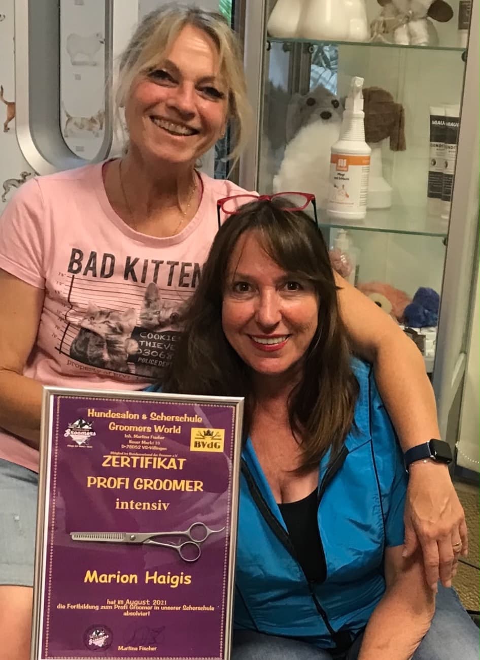 Absolventin Marion Haigis mit ihrem Zertifikat „Profi Groomer intensiv“ und Ausbilderin Martina Regele