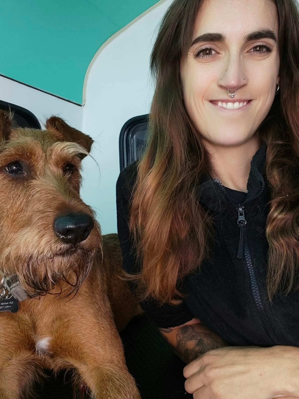 Sarah Metzger, Absolventin der Profi-Groomer-Ausbildung, mit ihrem Hund