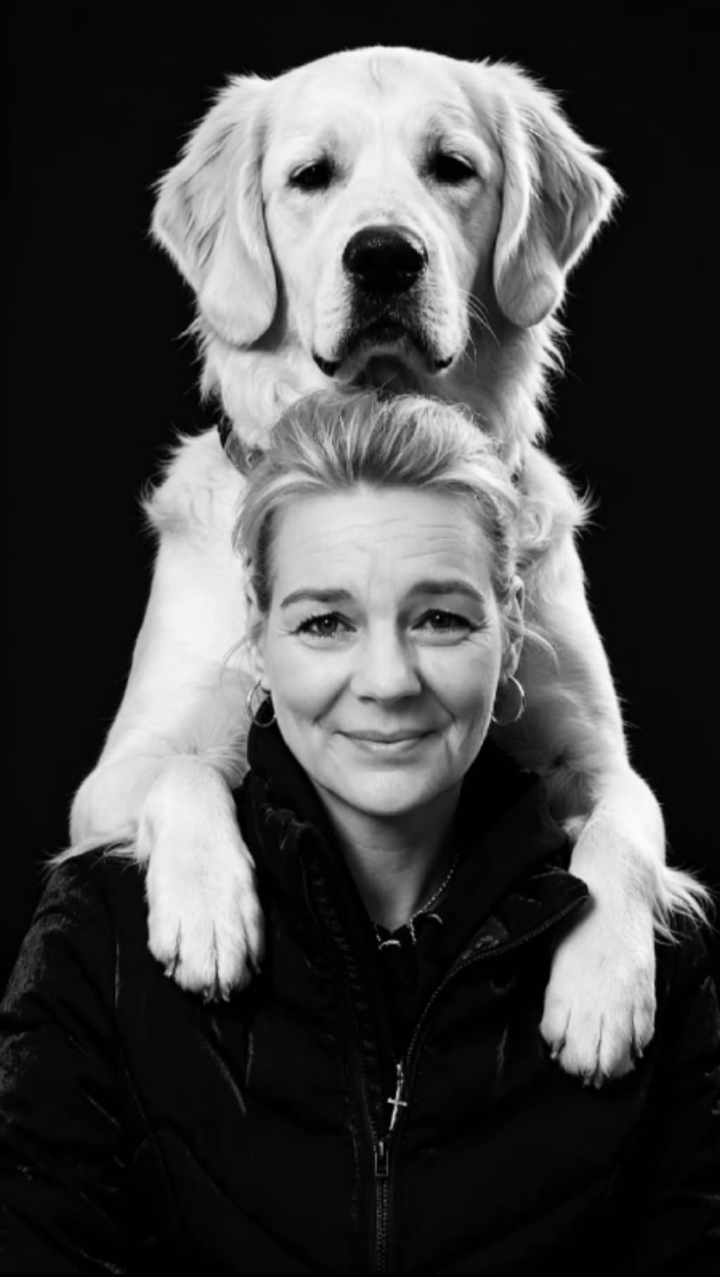 Susanne Brunner, Absolventin der Profi-Groomer-Ausbildung, mit ihrem Hund
